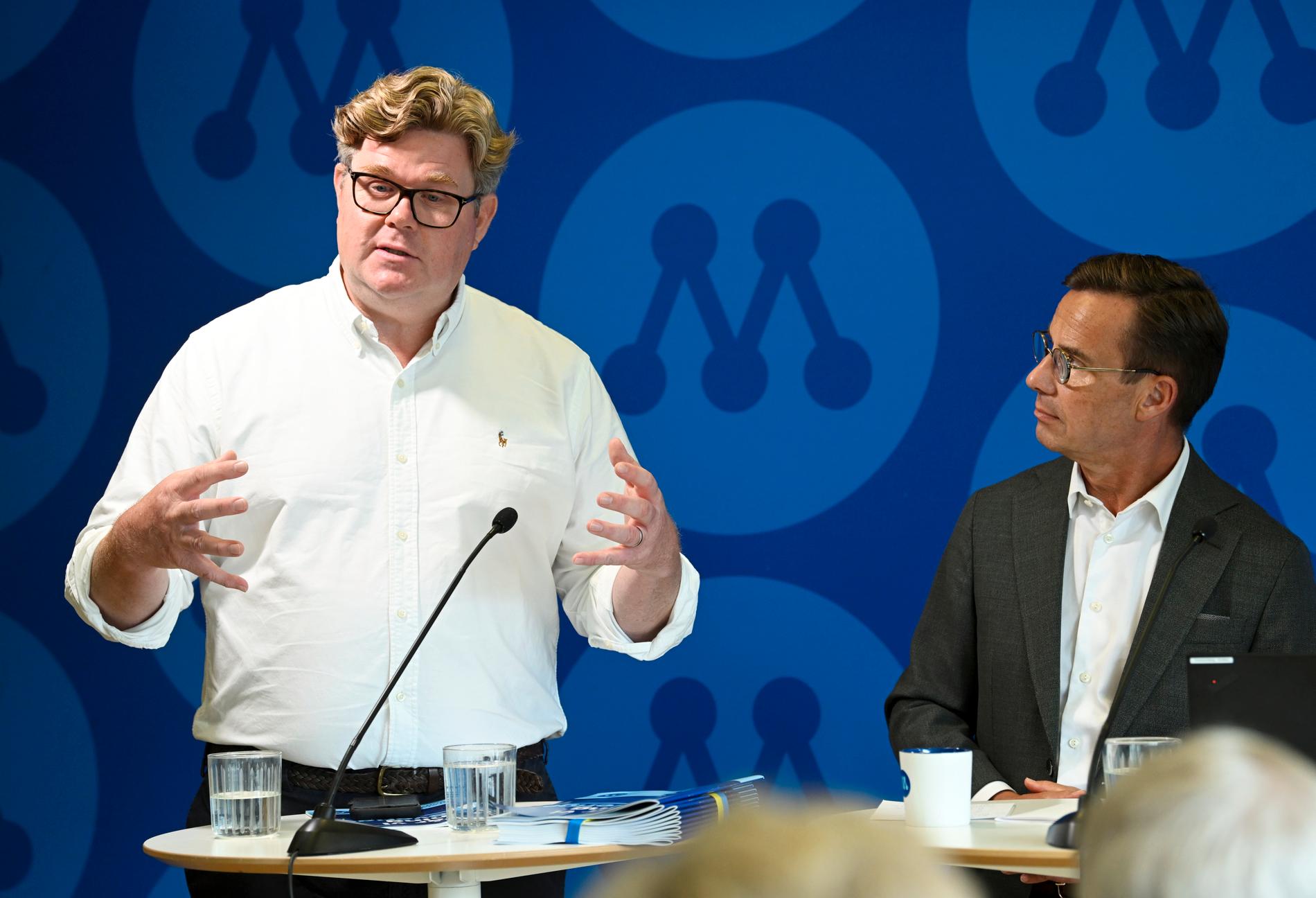 Moderaternas partisekreterare Gunnar Strömmer och partiledare Ulf Kristersson säger att de nu växlar upp arbetet för att kunna bilda regering, efter statsminister Magdalena Anderssons avgångsbesked.
