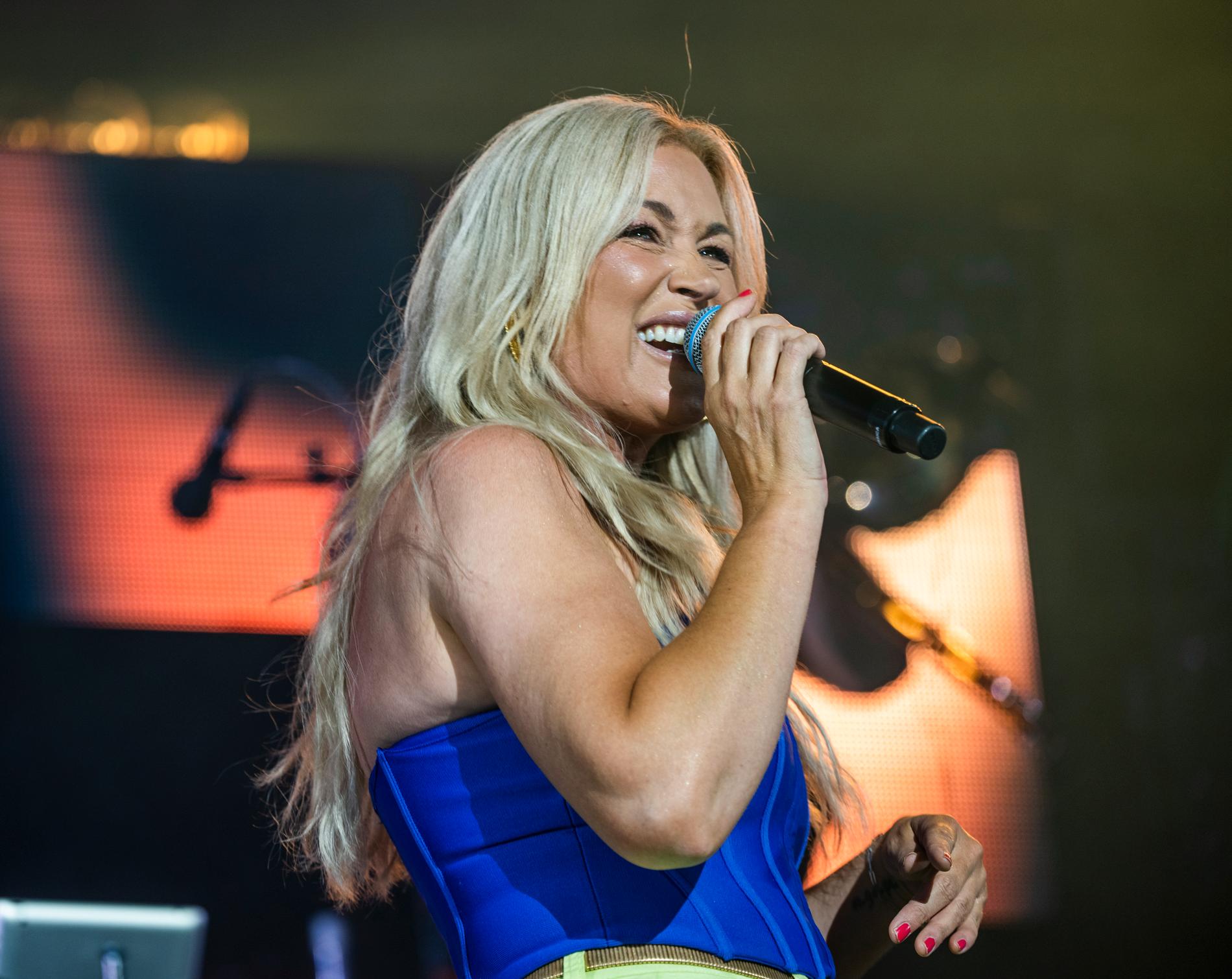 Jessica Andersson på scen under turnépremiären av Diggiloo 2022.