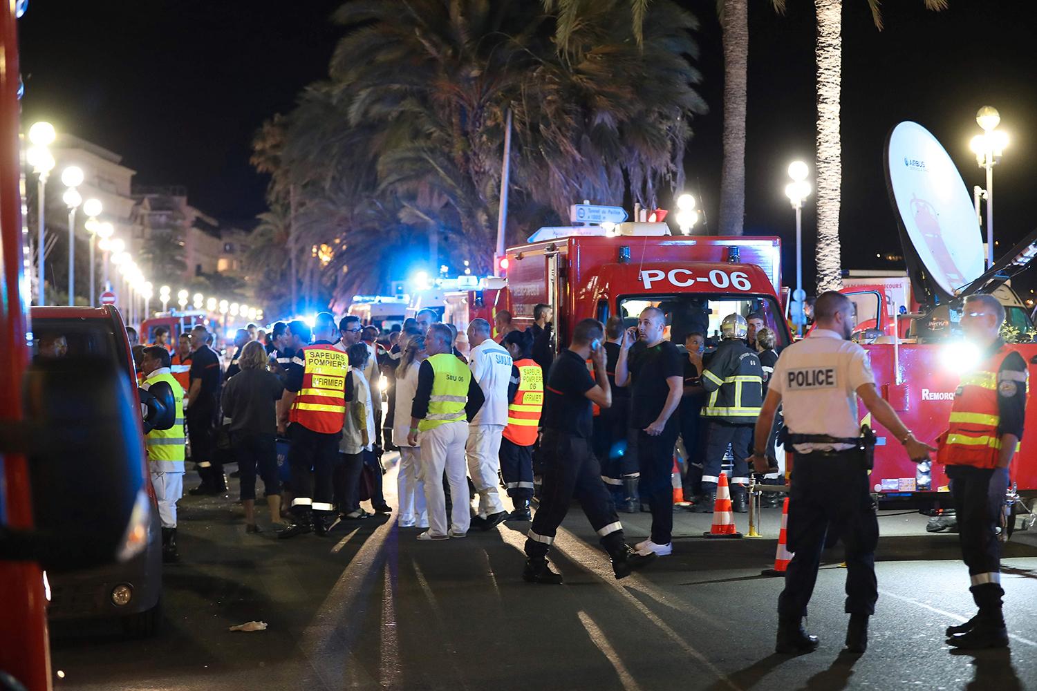 Räddningspersonal på Promenade des Anglais igår natt.