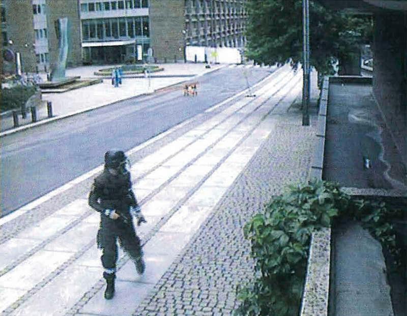 Här är övervakningsbilden när Anders Behring Breivik springer från regeringskvarteret den 22 juli förra året. Ett ögonblick senare exploderar byggnaden. Han är klädd i uniform och redo att bege sig mot nästa mål: Utøya.