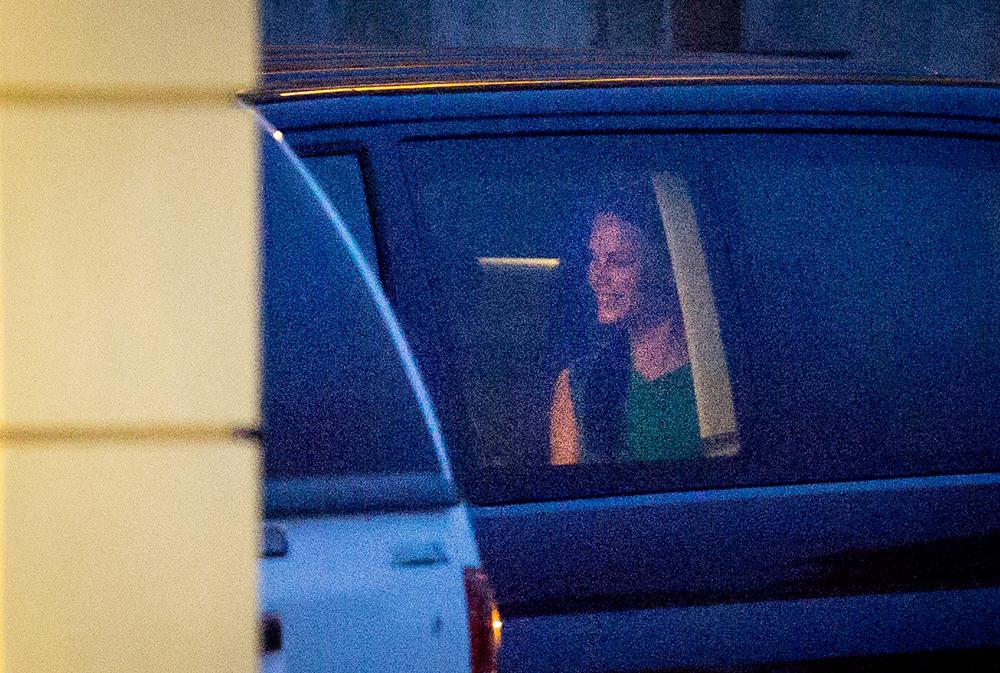 Prins Carl Philip och fästmön Sofia Hellqvist lämnar Drottningholm efter förlovningsmiddag.