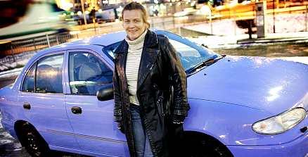 tummen upp Eva Wennberg i Årsta i Stockholm säljer sin bil på blocket.se. Hon kan tänka sig en begagnatförsäkring. ”Man är ju alltid rädd för att det ska dyka upp något dolt fel när man köper en begagnad bil.”
