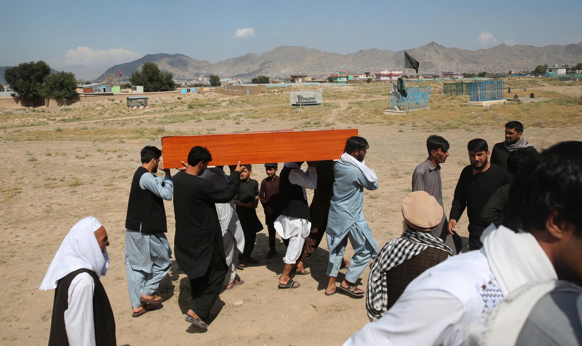 Ett offer för helgens attack mot en bröllopsmottagning i Kabul begravs.