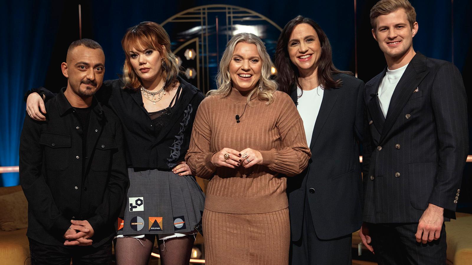 I programmet den 18 november gästades Carina Bergfeldt (i mitten) av från vänster Roy Rizk, Josefine Jinder, Petra Mede och Marcus Ericsson.