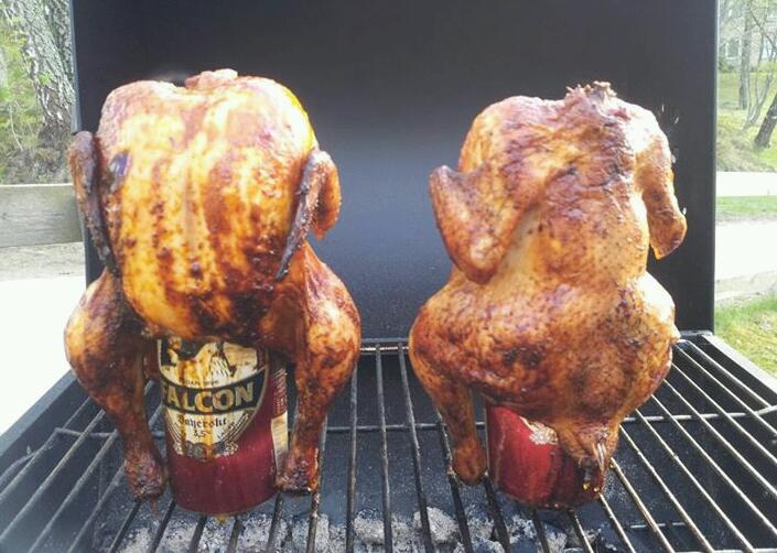 Tips från läsaren David: Grillad kyckling på burk: Ta en färsk kyckling. Ta en öl. Drick upp halva. Trä kycklingen på burken och grilla indirekt i 2-3 timmar på indirekt värme, ca 100-120 grader. Ät till en fräsch sallad.