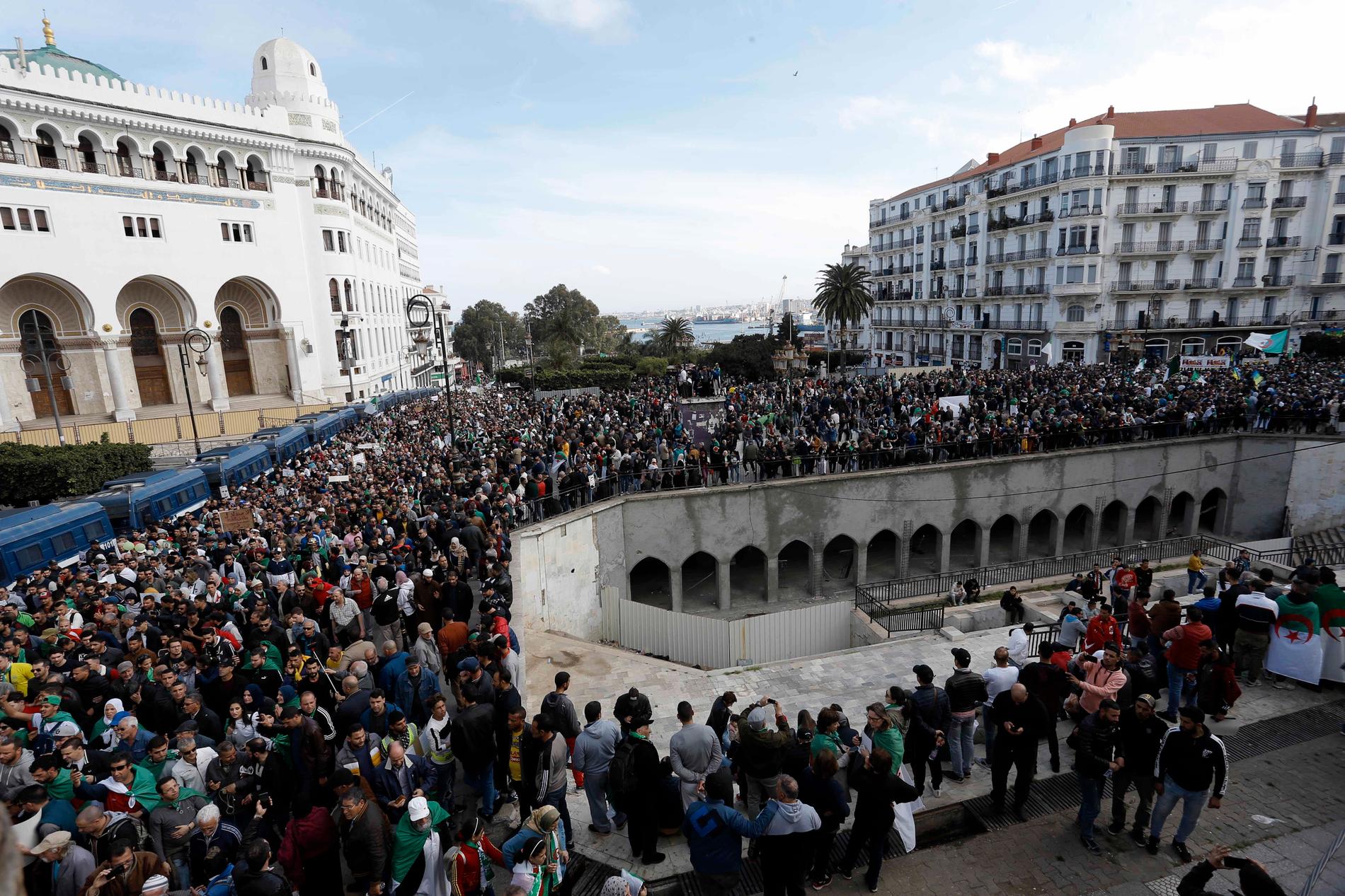 En demonstration i Algeriets huvudstad Alger i februari, innan arrangörerna avblåste aktionerna för att bromsa spridningen av coronaviruset.
