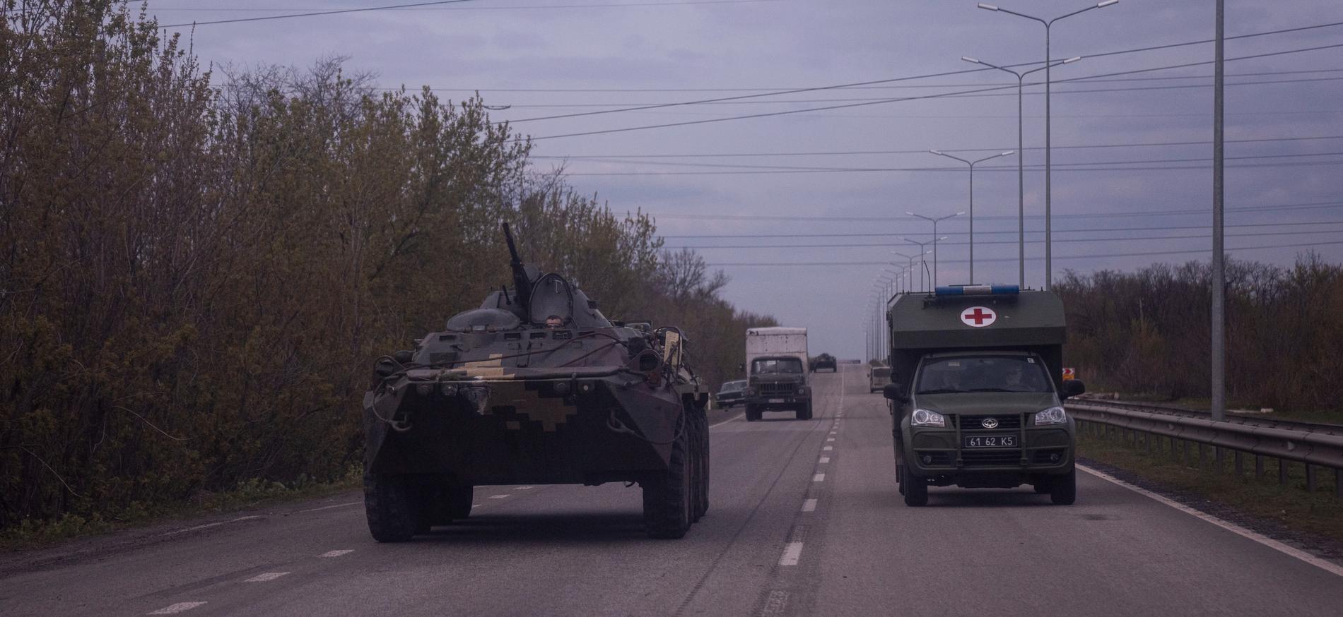 Ett ukrainskt pansarfordon och en militärambulans, till höger i Donetsk.