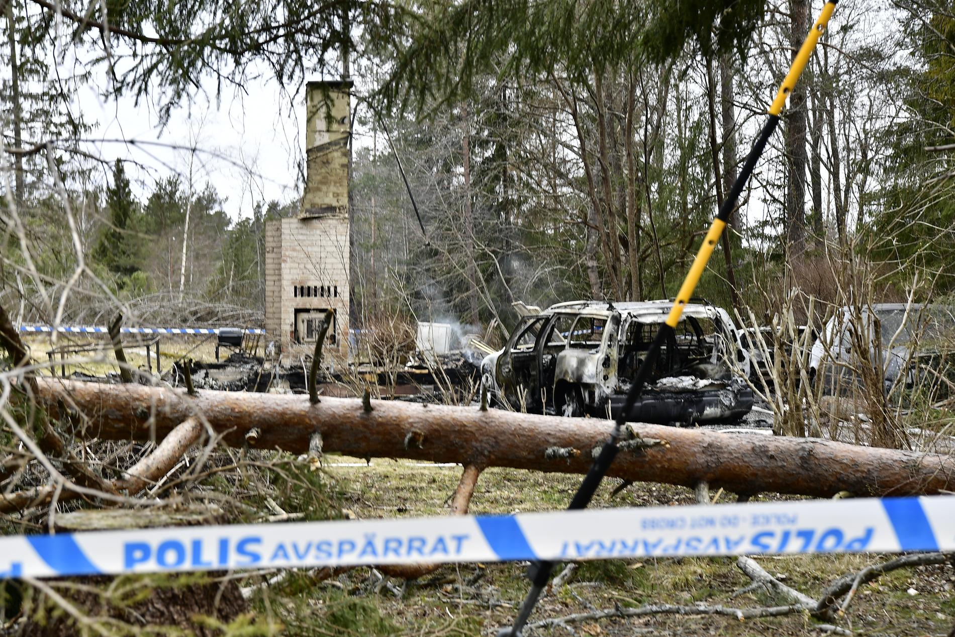 Strax efter klockan 21 på lördagskvällen brann en villa ned till grunden i Vallentuna norr om Stockholm. En man har anhållits misstänkt för mordbrand.