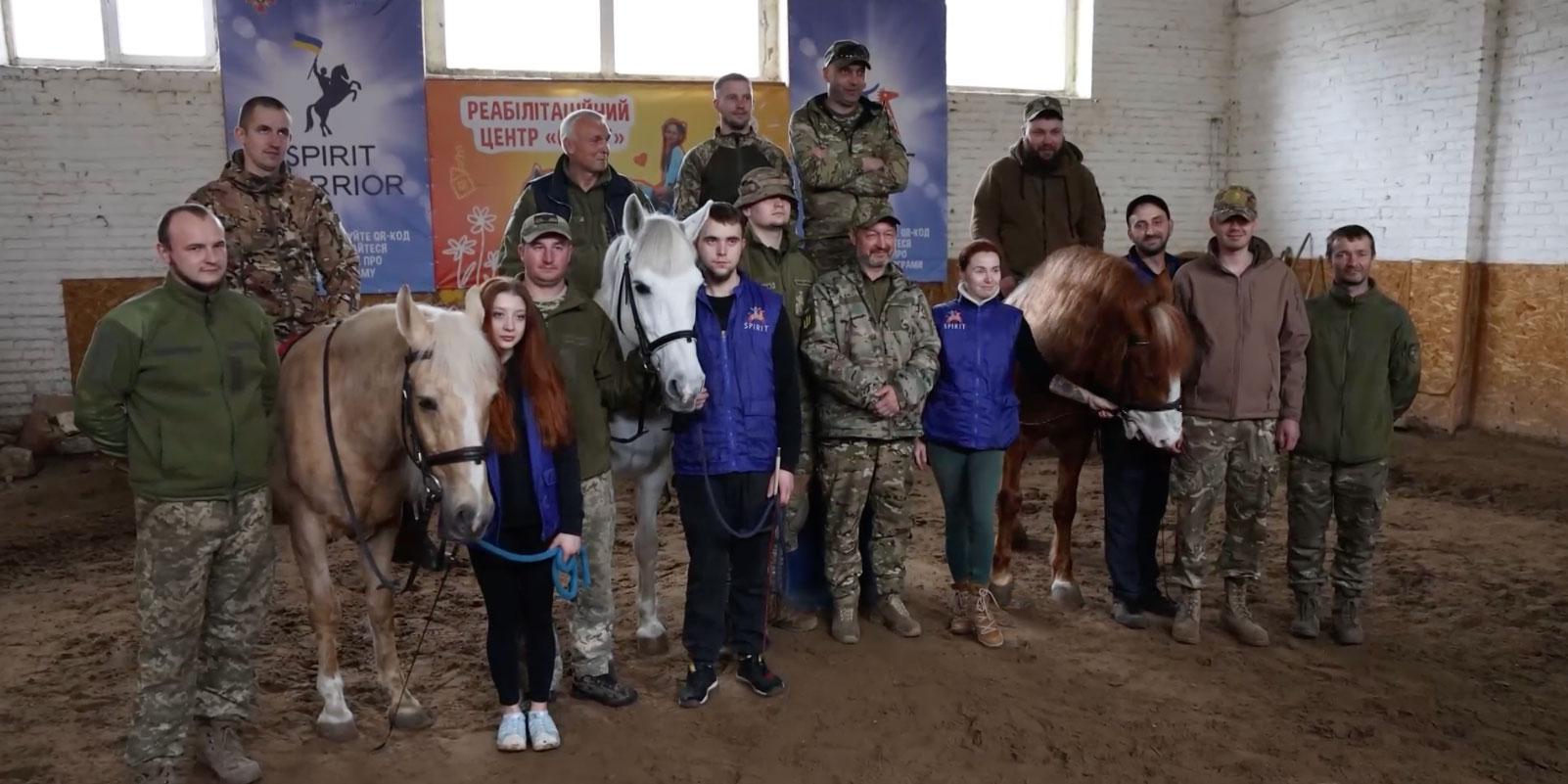Ukrainska soldater söker tröst och terapi hos hästarna. 