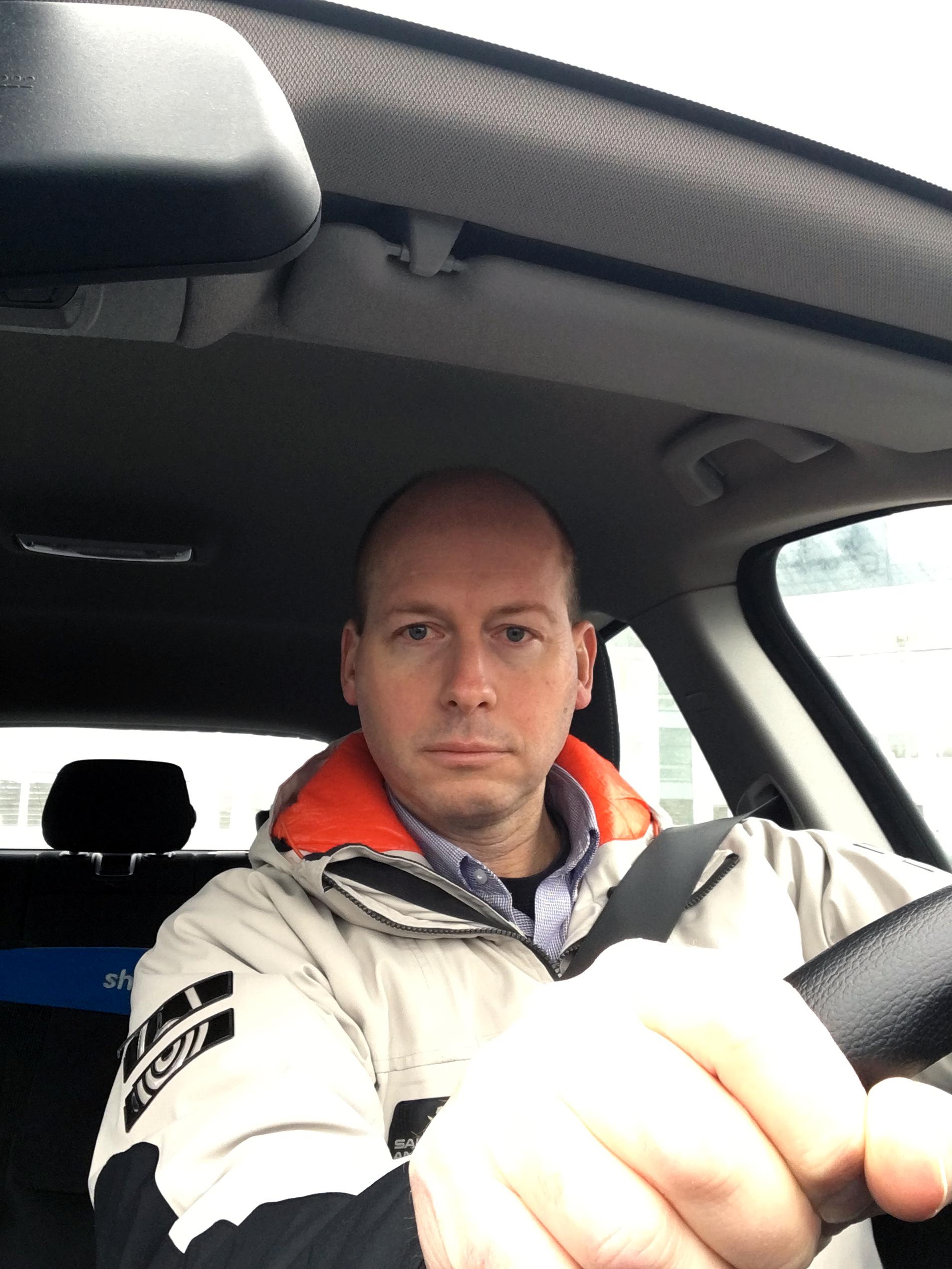 Anders Grönlund var på väg hem när en polis slängde ut en spikmatta och gav hans bil punktering.