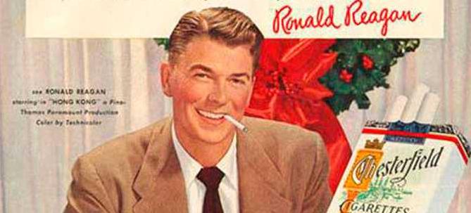 Filmstjärnan och sedermera presidenten Ronald Reagan önskar god jul med en tagg i mungipan. 
