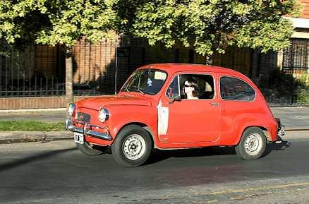 Fiat 600, här hemma i Sverige en samlarbil, i Argentina en billig förstabil, med oändligt liv. En lämpligt lång pinne håller upp bakluckan för att ge den luftkylda svansmotorn extra kylning.