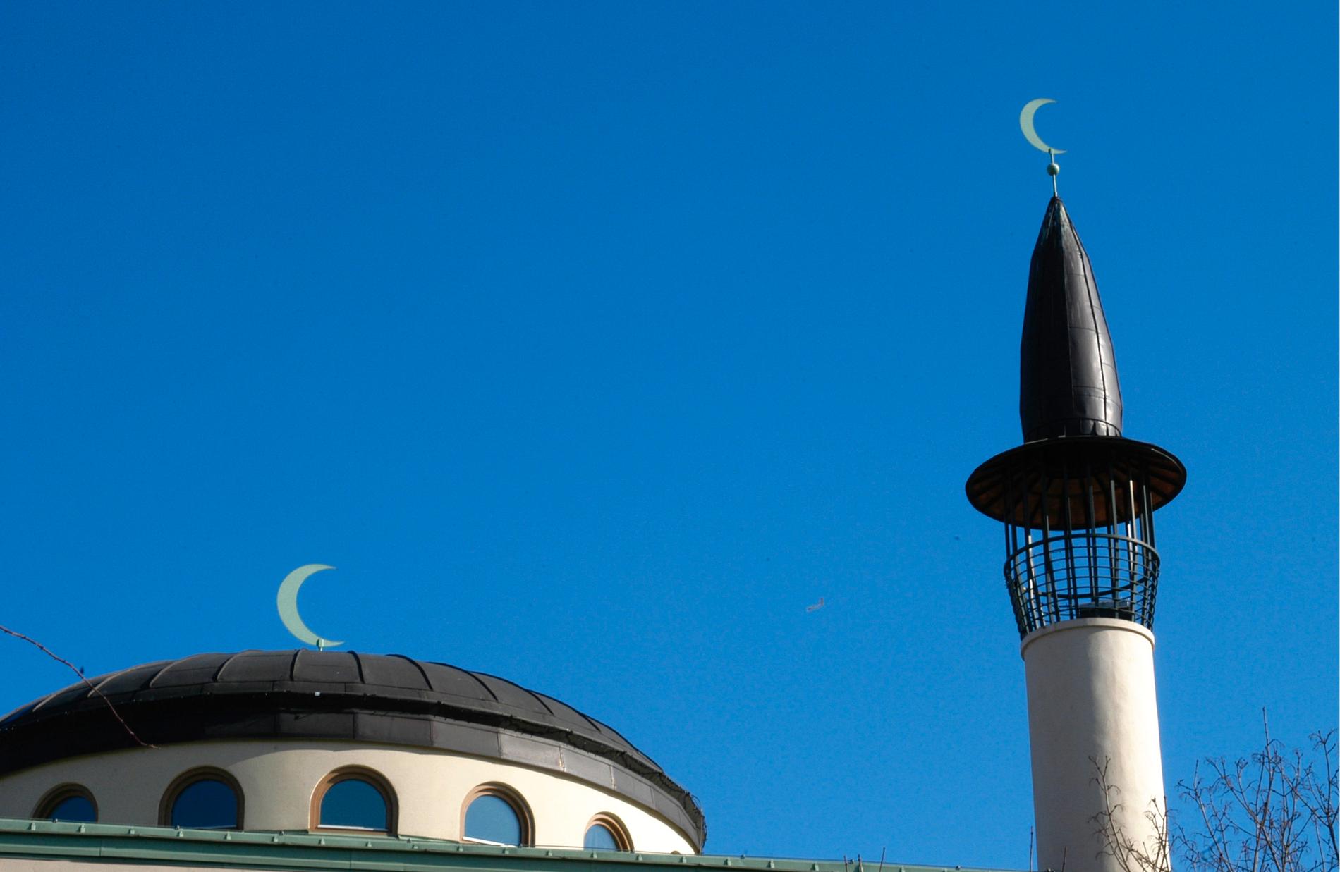 Islamiska förbundet, som driver Stockholmsmoskén vid Medborgarplatsen i Stockholm, pekas i en ny rapport ut som en av de organisationer som arbetar enligt Muslimska brödraskapets normer. Men deras ordförande nekar till såväl organisatoriska kopplingar som ideologiska sympatier. Arkivbild.