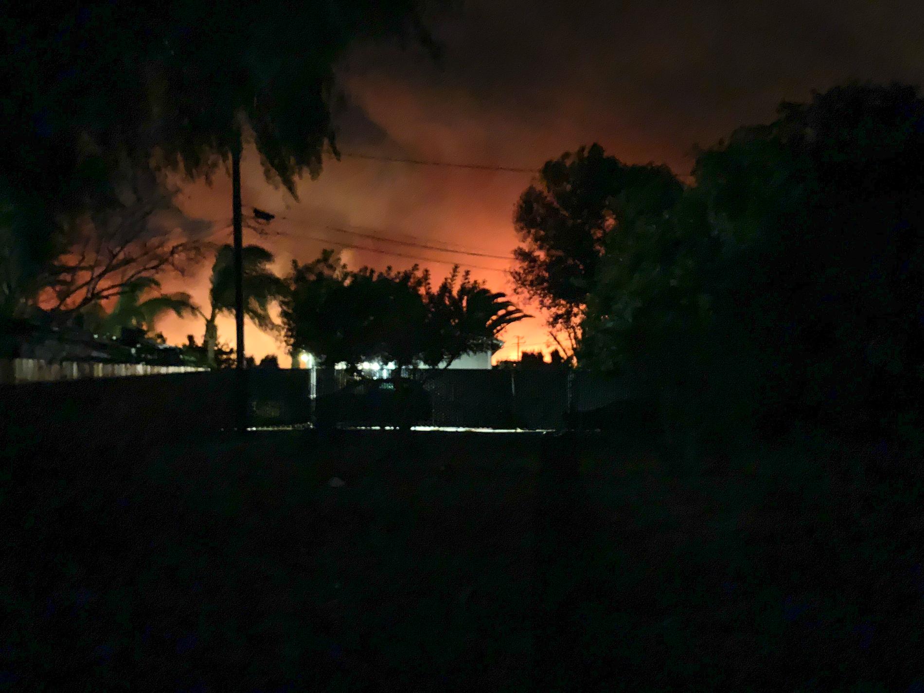 "Den här bilden är tagen från vår trädgård när vi nästan fick evakueras", skriver Angelica Apodaca.