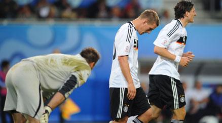 Tysklands Lukas Podolski sänkte huvudet och firade sparsamt när han gjorde mål. Till vänster deppar Polens målvakt Artur Boruc.