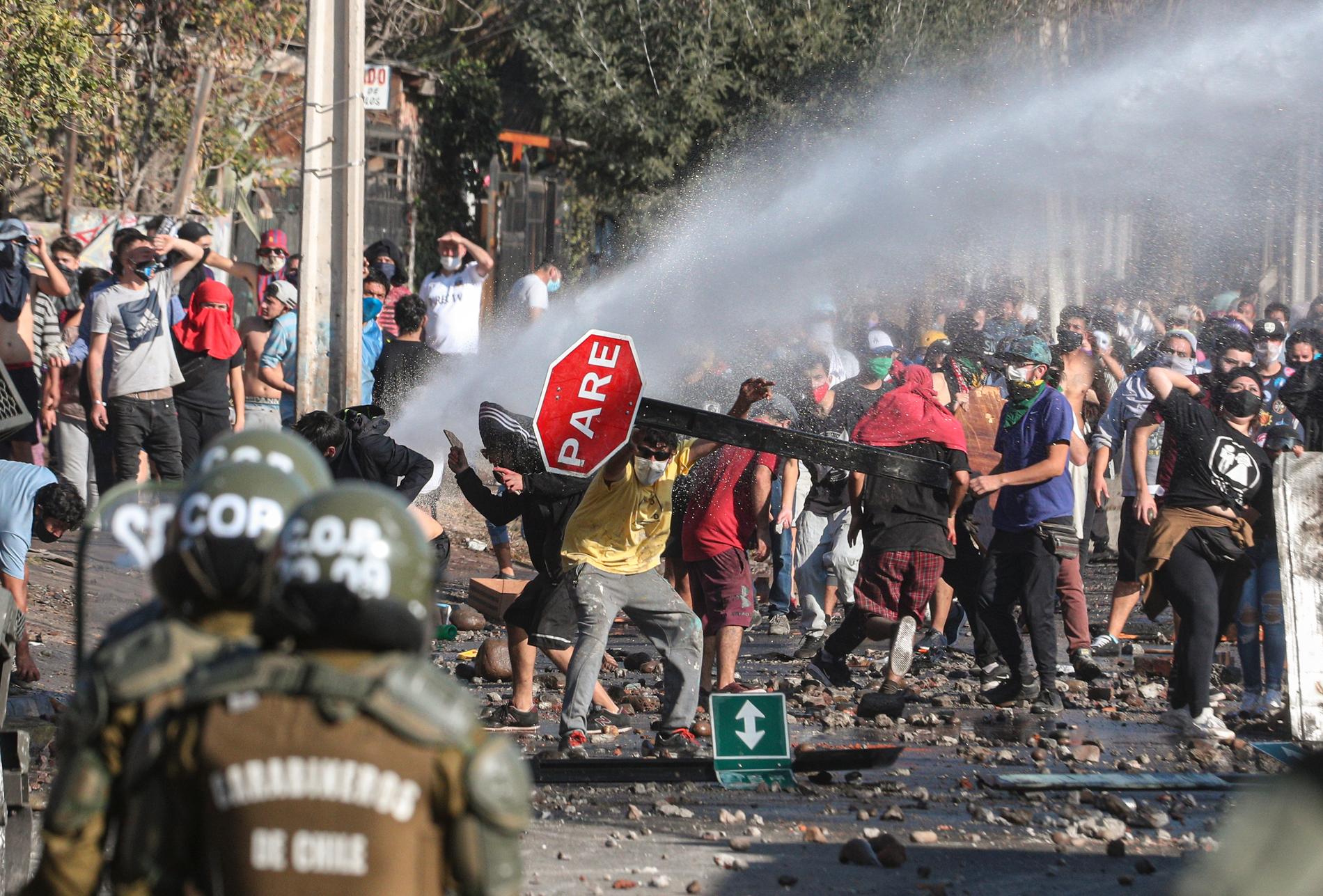 Demonstranter – en del med munskydd – drabbade samman med polis under måndagen. Nu har soldater satts in i Santiago.