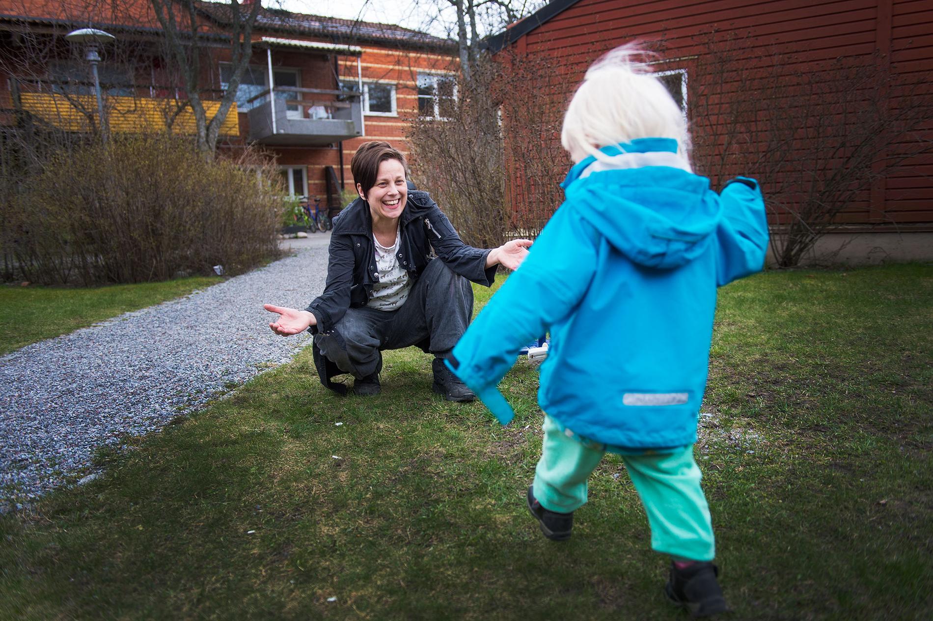 SÄRBEHANDLADE Matti Ridenfeldt, ensam med två barn, är mycket kritisk till det nya lagförslaget som innebär att kvinnor som vill skaffa barn på egen hand kan komma att granskas hårdare än andra.