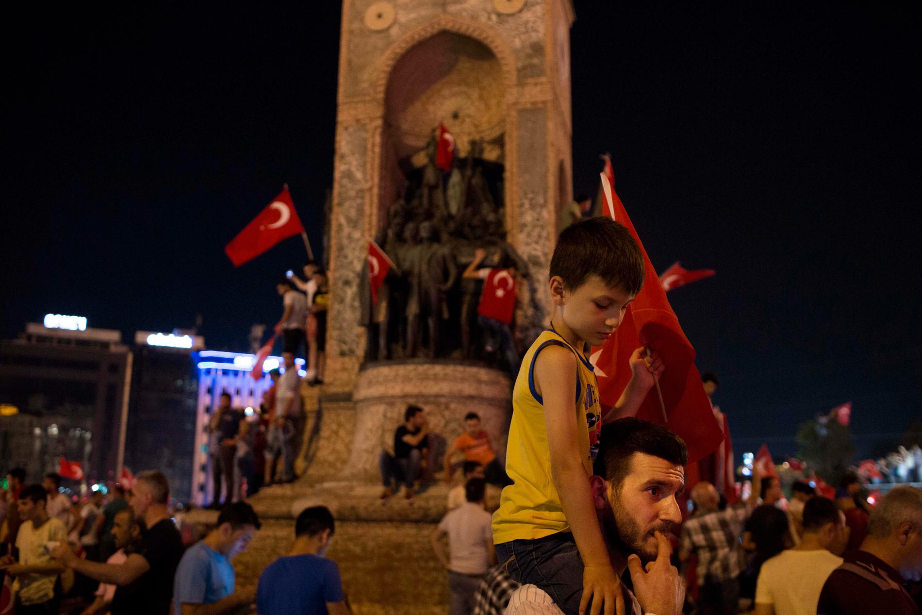 Istanbul efter att folk gett sig ut på gatorna på Erdogans uppmaning.