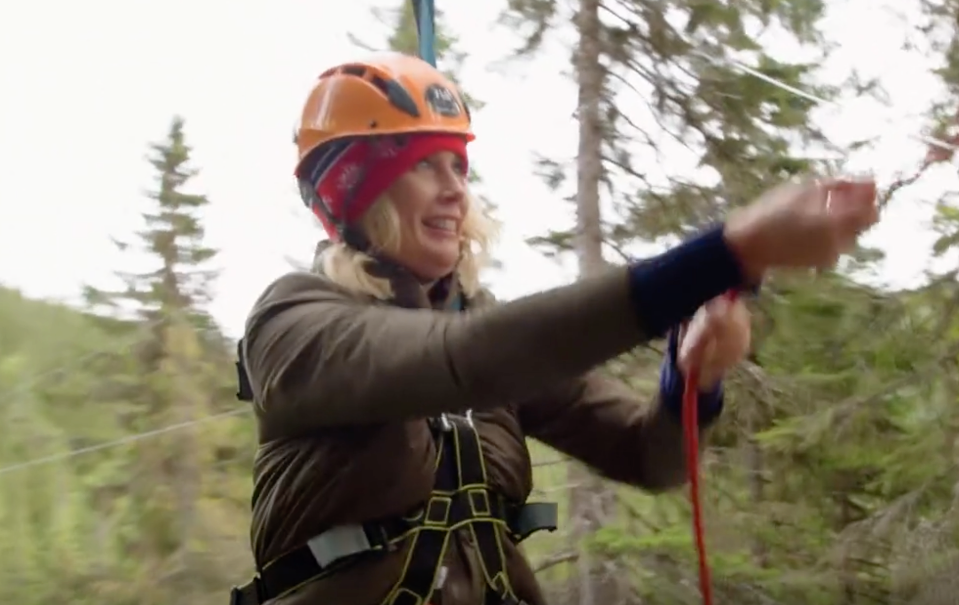 Jenny Strömstedt trotsar sin dödsångest genom att åka zipline. 
