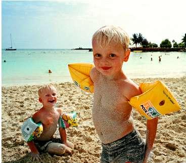 Jesper Niklasson, 4 år, och Fredrik Forsberg, 4 år, tycker att den västindiska sanden på Anfi del Mar är bra att gräva i.