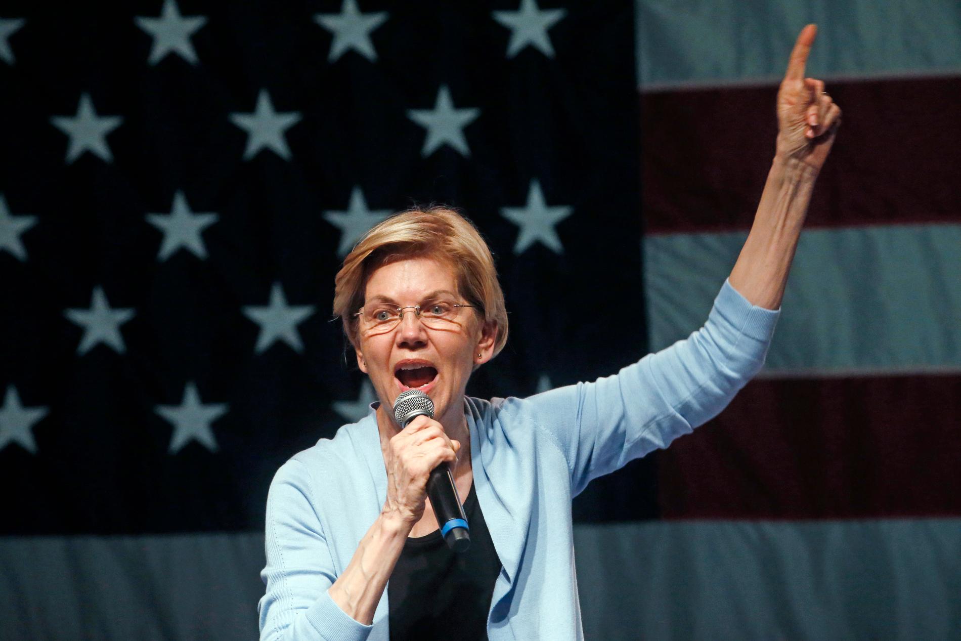 Elizabeth Warren, en av Demokraternas presidentaspiranter, vill att Donald Trump ställs inför riksrätt. Bilden är tagen i onsdags.