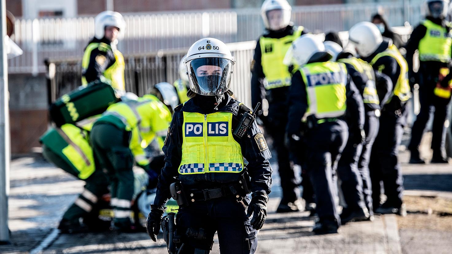 Poliser i Norrköping under upploppen.