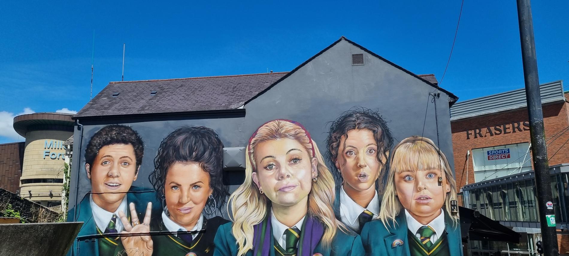Derry Girls syns som en stor muralmålning mitt i staden.