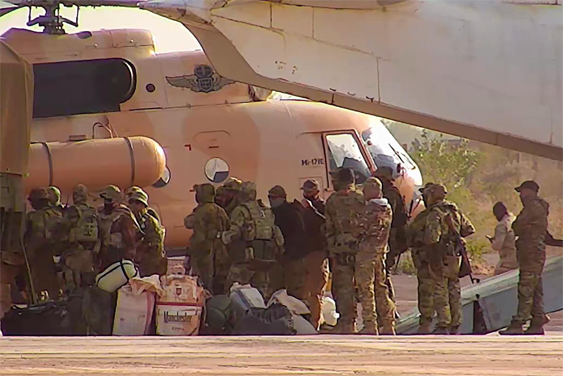 Ryska legosoldater bordar en helikopter i norra Mali. Arkivbild.