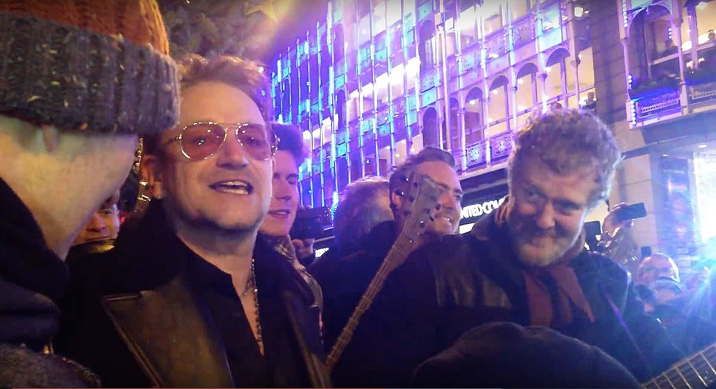 Bono har som tradition att besöka Grafton Street på julafton där han sjunger julsånger mitt i folkmassan.