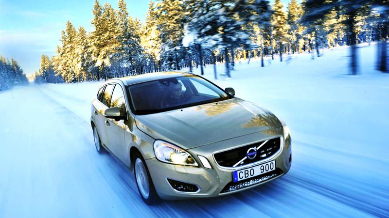 Volvo V60 på norrlandsväg i vinterskrud. Foto: Lasse Allard
