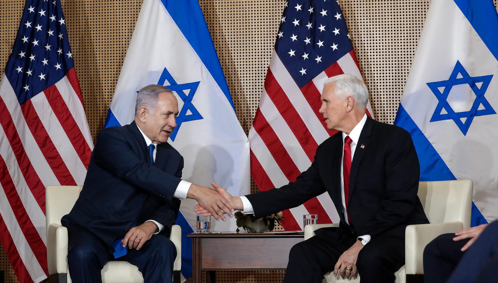 USA:s vicepresident Mike Pence (till höger) skakar hand med Israels premiärminister Benjamin Netanyahu.
