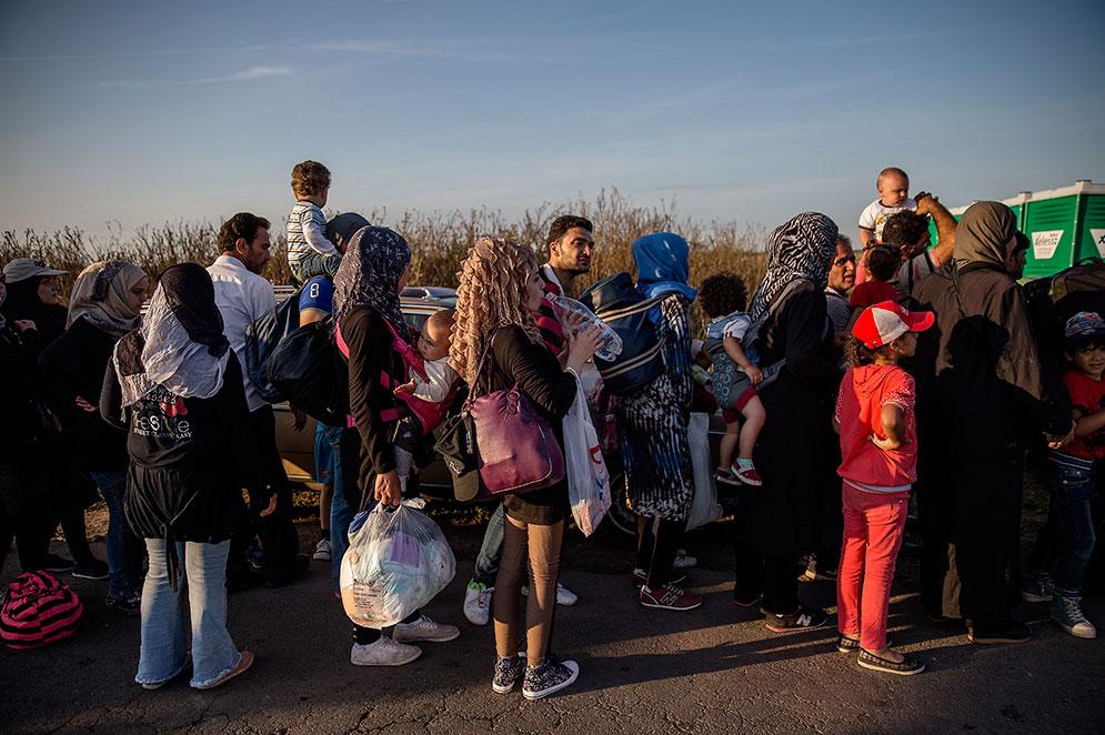 Utanför samhället Horgos går de längs med järnvägen över gränsen till Ungern. Trötta och törstiga väntar de nyanlända flyktingarna på Ungerska sidan.