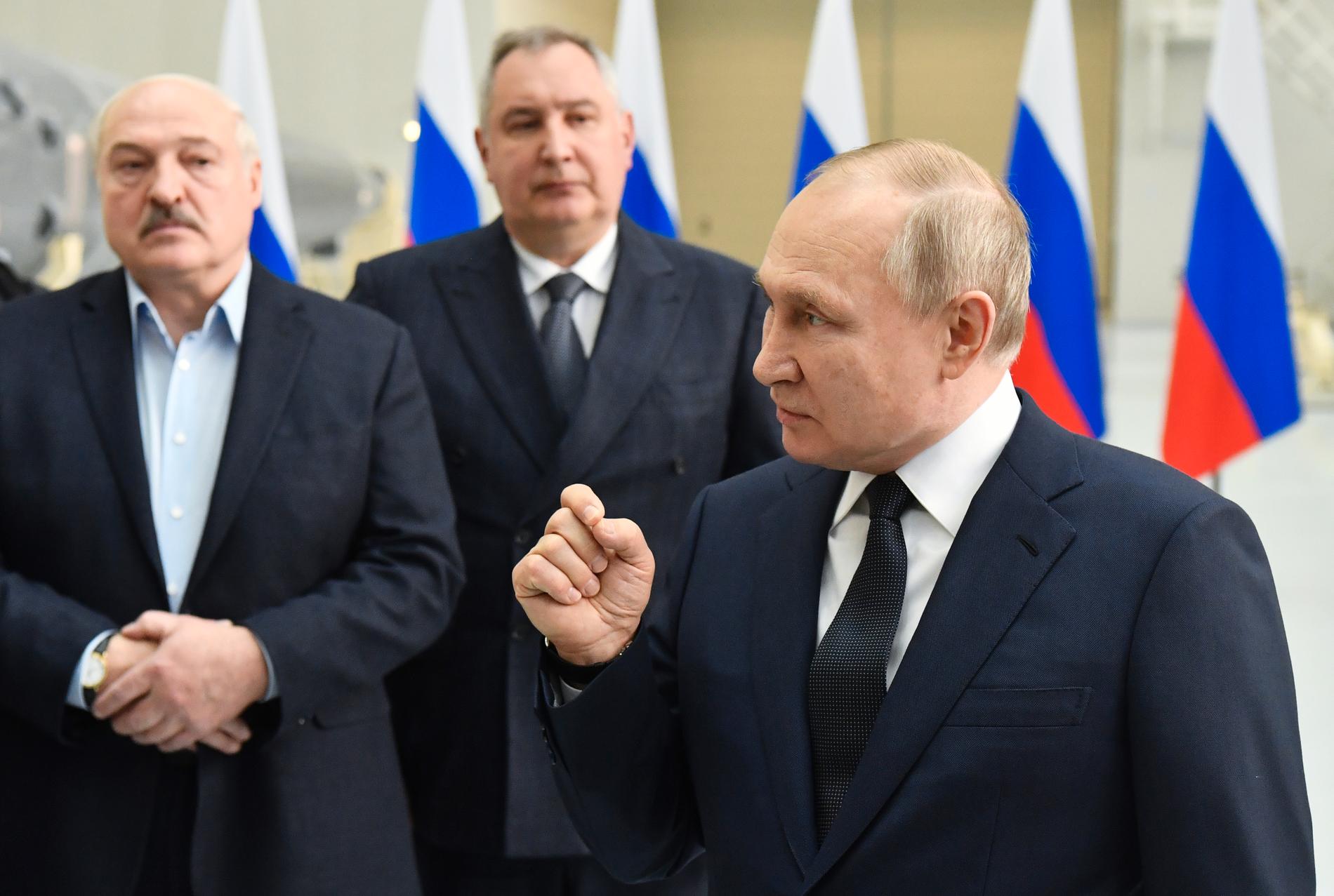 Putin i Ryssland på tisdagen. I bakgrunden syns Belarus diktator Aleksandr Lukasjenko. 