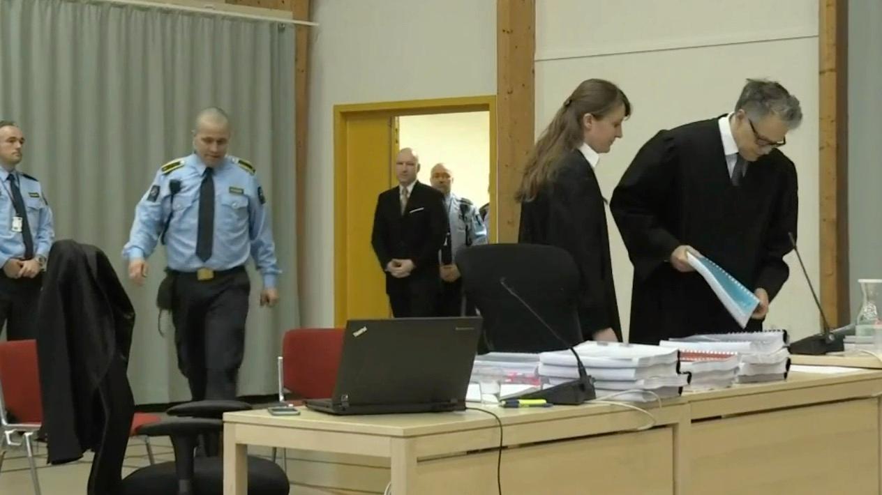 Breivik, här på väg in i gymnastiksalen där rättegången hålls, har stämt norska staten för brott mot mänskliga rättigheter.