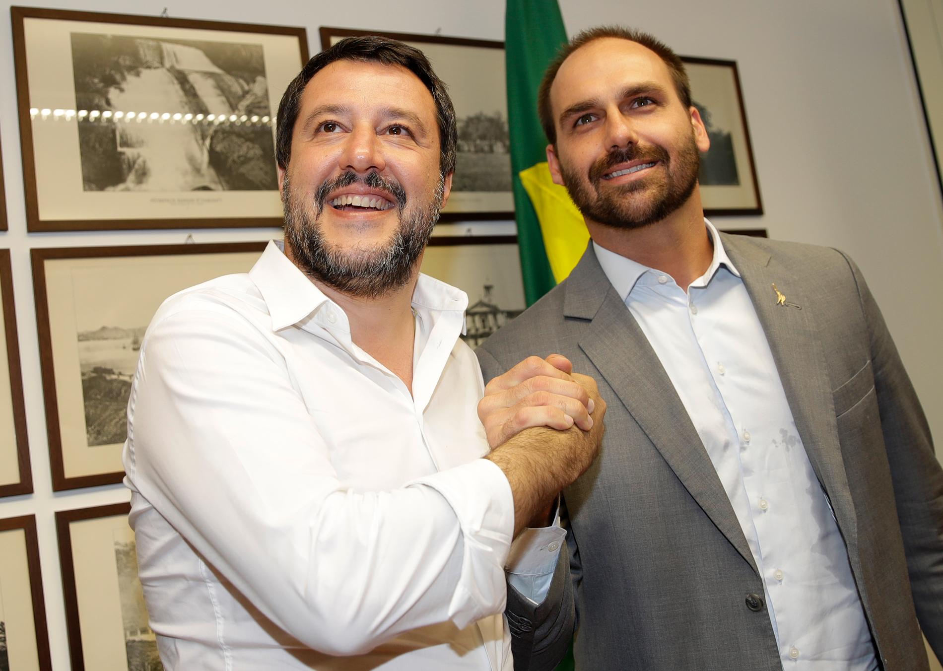 Eduardo Bolsonaro, till höger, tillsammans med Italiens inrikesminister Matteo Salvini. Arkivbild.