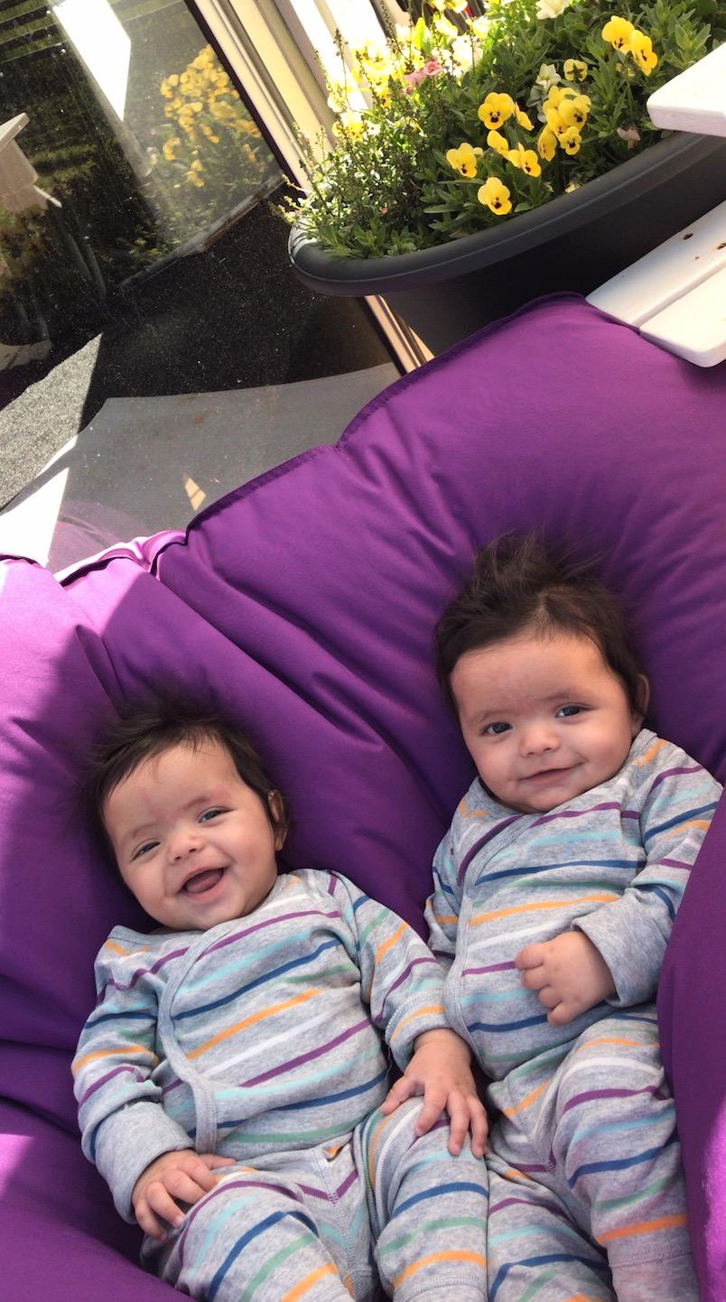 ”Mina tvillingpojkar Malik och Bilal  fem månader har också en rejäl kalufs på huvudet”, säger Johanna Hopman Lilja från Örebro.