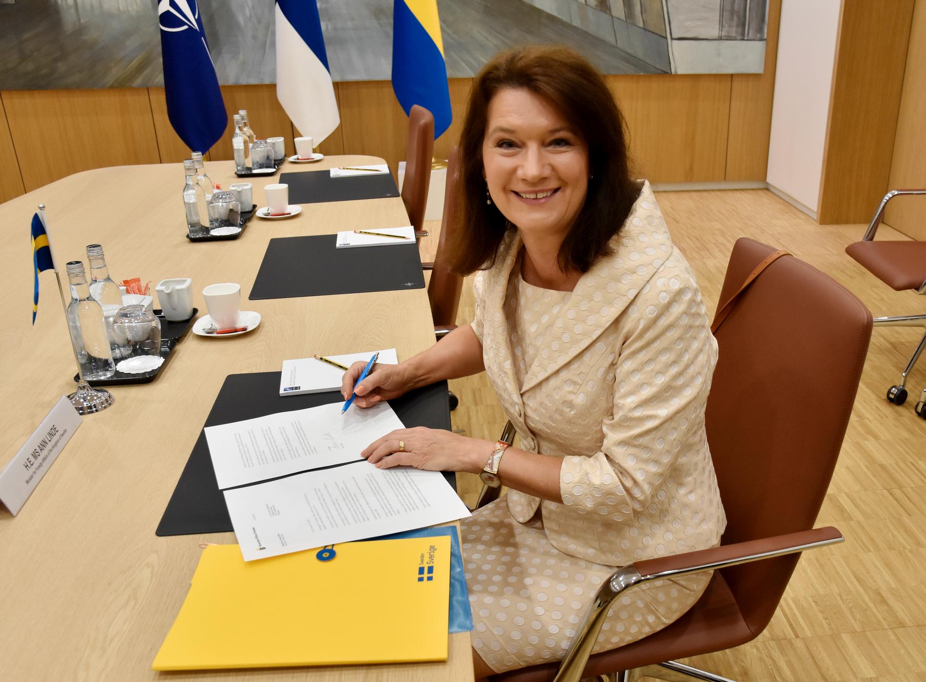 Sveriges utrikesminister Ann Linde skriver under inträdesprotokoll i Nato.
