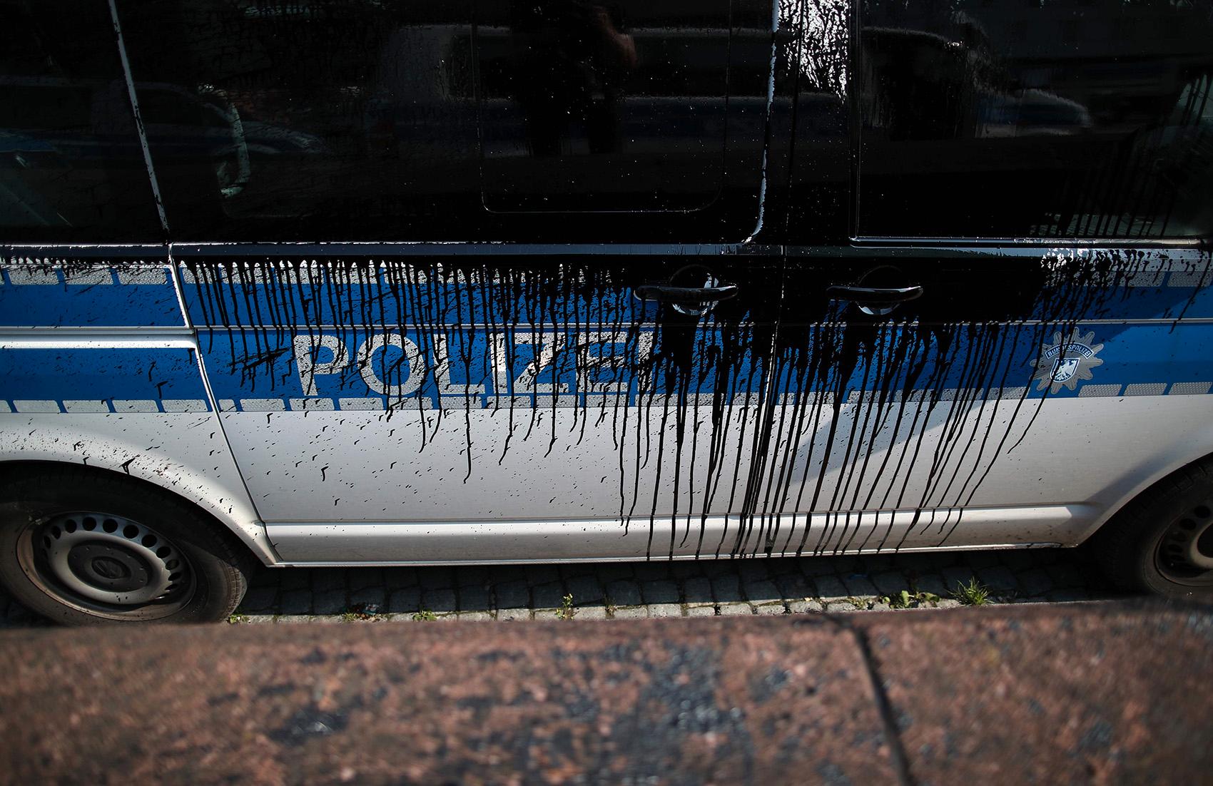 Polisbil attackerad med svart färg i Hamburg.