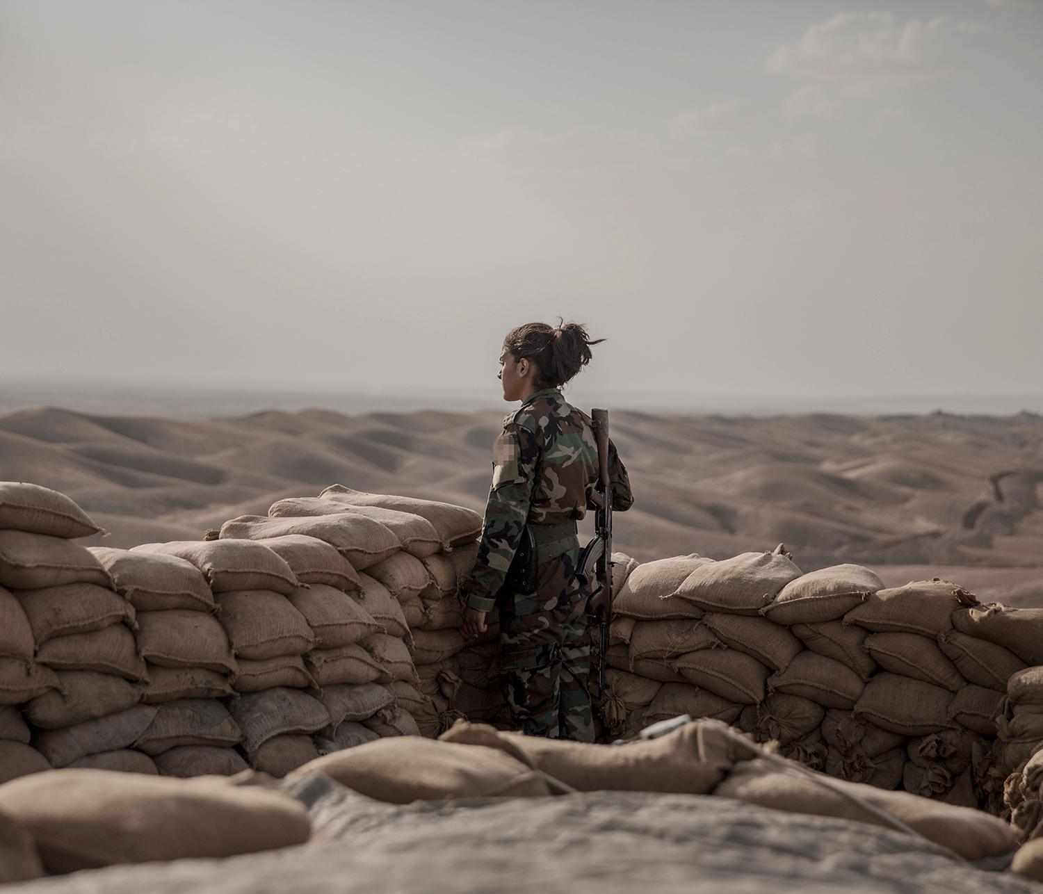 Kurdisk kvinnlig peshmerga-soldat vid fronten.
