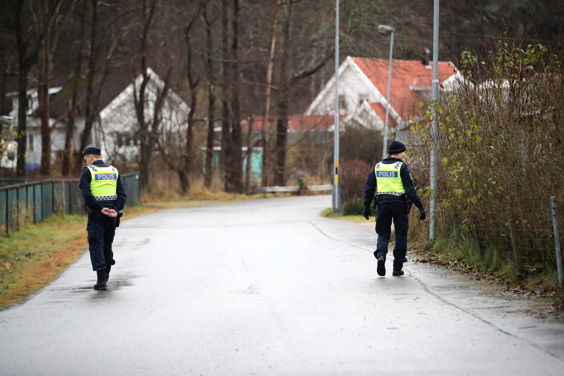 Poliser söker efter den försvunna flickan i ett villaområde i Ljungskile.