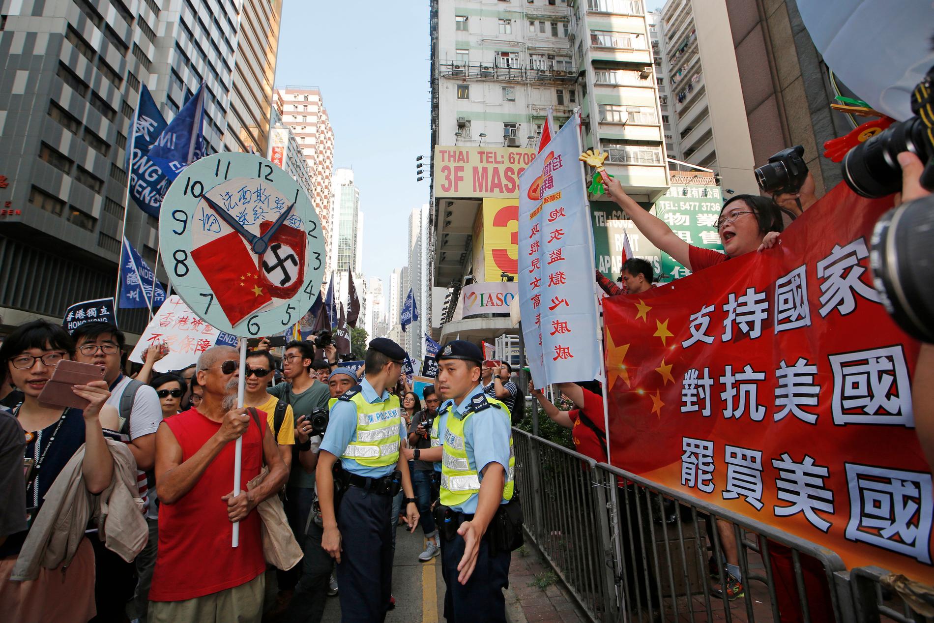 Under Kinas nationaldag den första oktober sluter tusentals människor upp till en demonstration i Hongkong för att protestera.