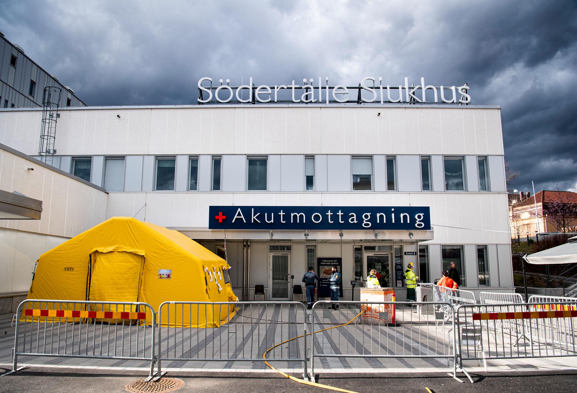 Södertälje sjukhus är ett av tre akutsjukhus i Region Stockholm som kommer att lämna krislägesavtalet. Så här såg det ut vid akutmottagningen i april i år, där ett bedömningstält placerats.