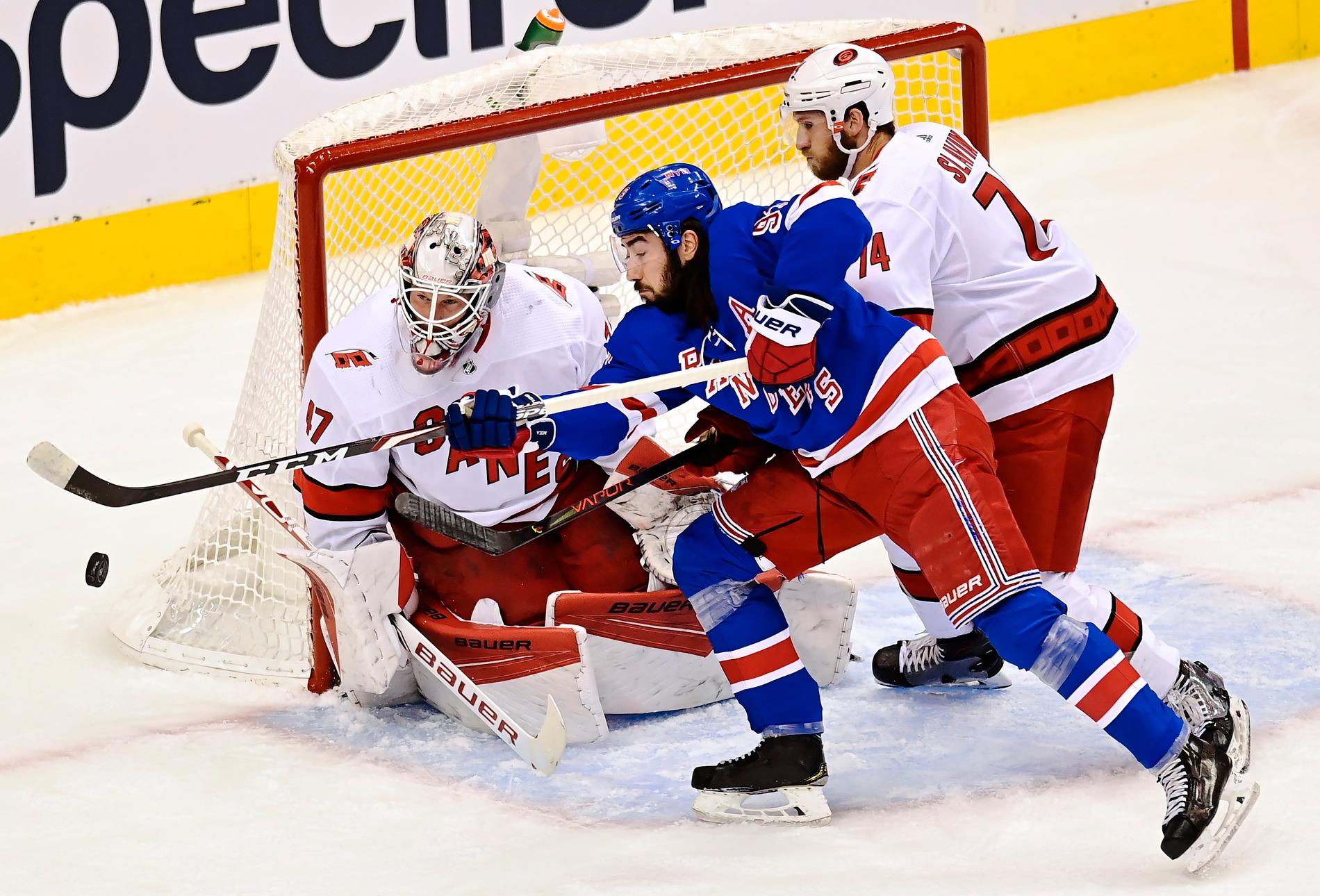 New York Rangers Mika Zibanejad, i blått, kunde inte leda sitt lag till seger i den tredje matchen mot Carolina och laget är utslaget i Stanley Cup-slutspelet.
