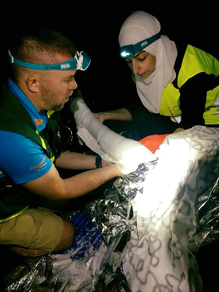 Isra Abdali och en svensk läkare gipsar ett brutet ben på en kvinna. Det var första gången som Isra gipsade.