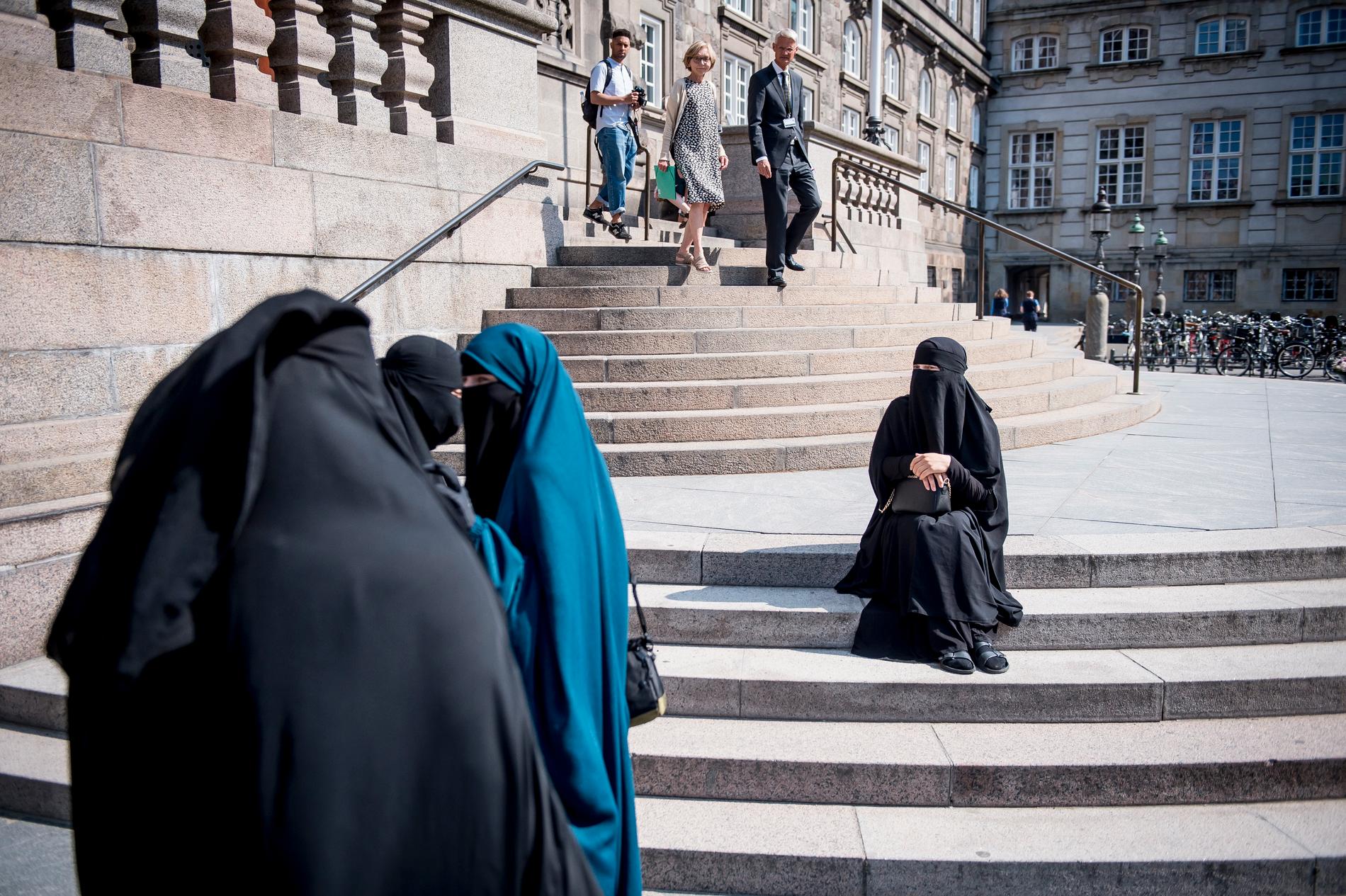 Kvinnor i niqab framför Christiansborg i Köpenhamn.