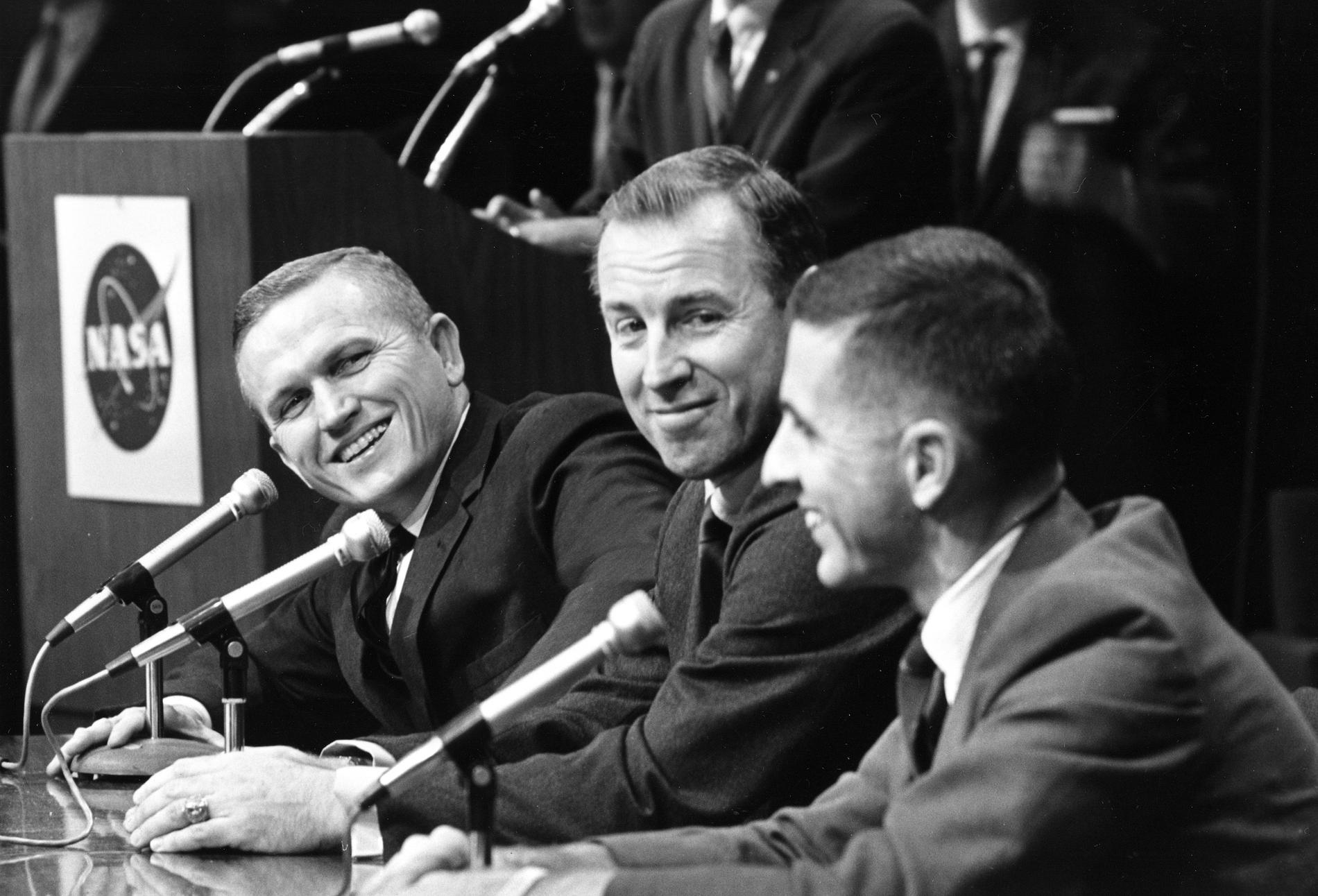 De var de första som såg månens baksida med egna ögon: Frank Borman, Jim Lovell och William Anders. Bilden är från en presskonferens i Washington efter hemkomsten runt nyår 1968-1969.