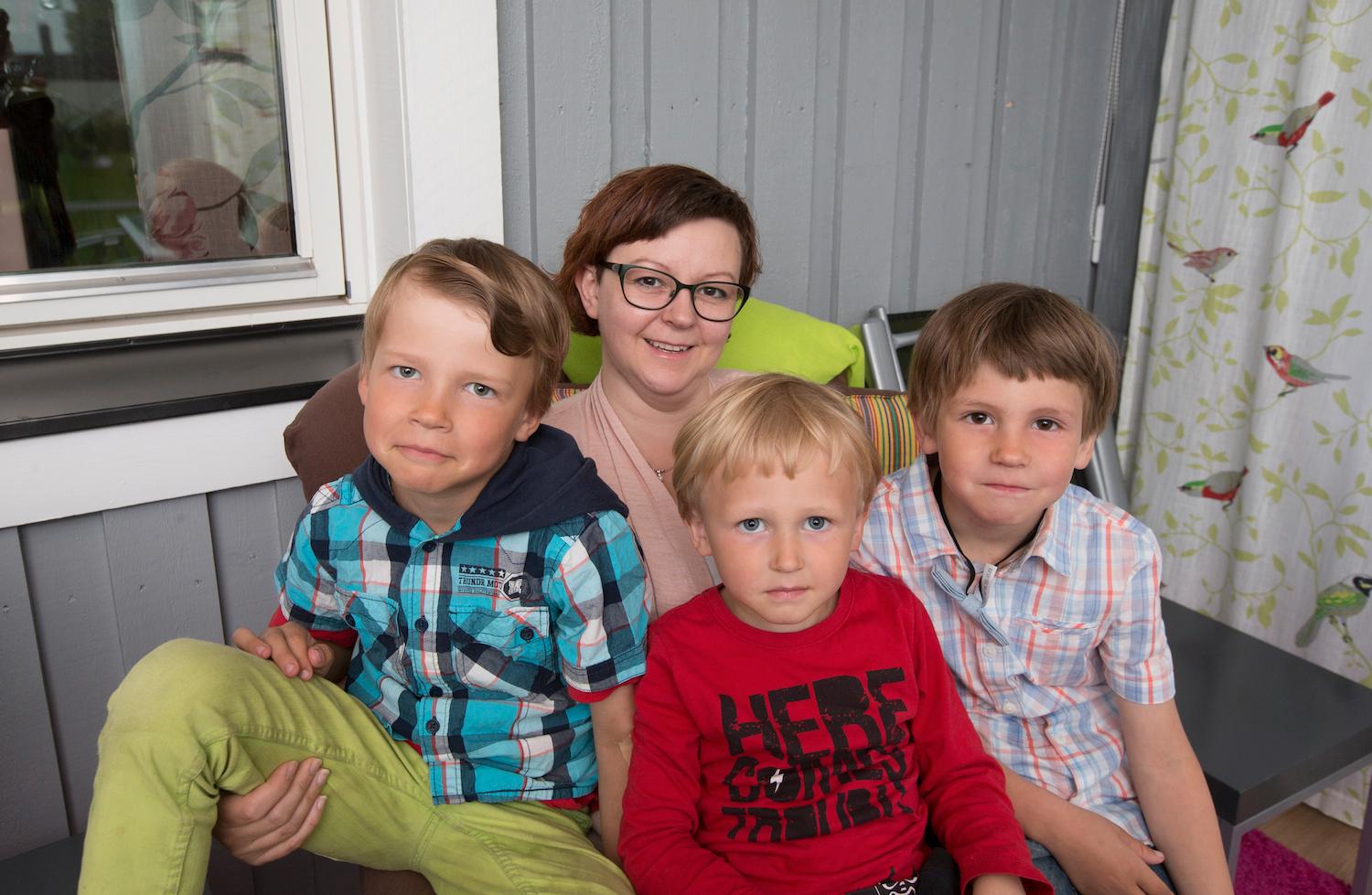 Bilden togs för Aftonbladet sommaren 2016 där Carina Ekman medverkade i vår granskning ”Trasigt underliv”. Tillsammans med sönerna Sixten, då 9, Stig, 4, och Sten, 6.