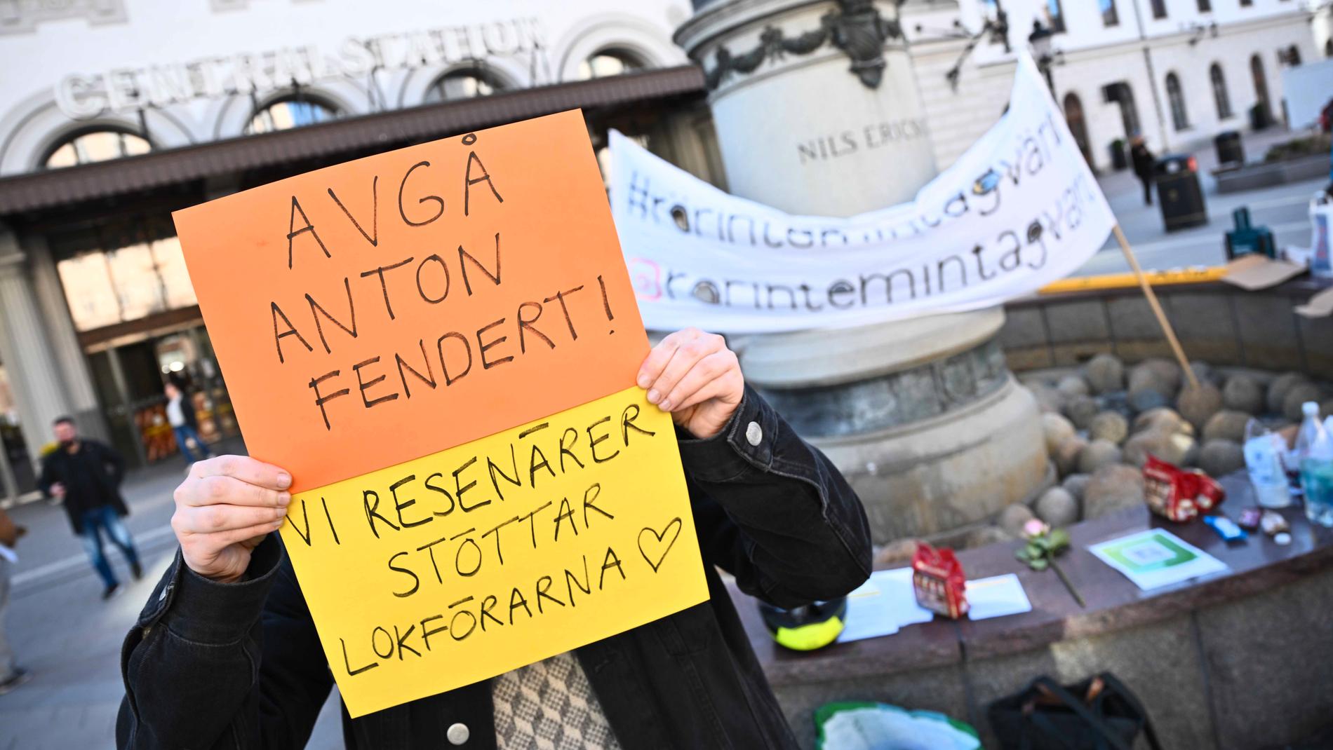Protester mot planerna på att ta bort tågvärdarna på Stockholms pendeltåg.