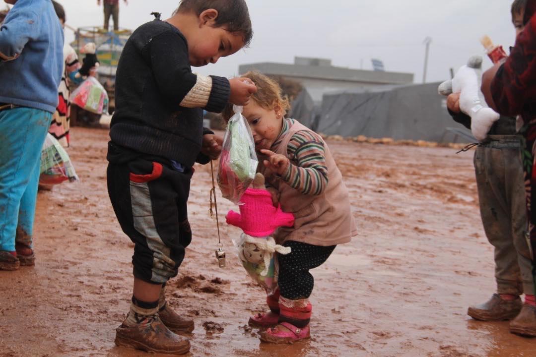 I containern till flyktinglägren i Syrien fanns särskilda påsar till barnen med klämmisar och näringslösning. 