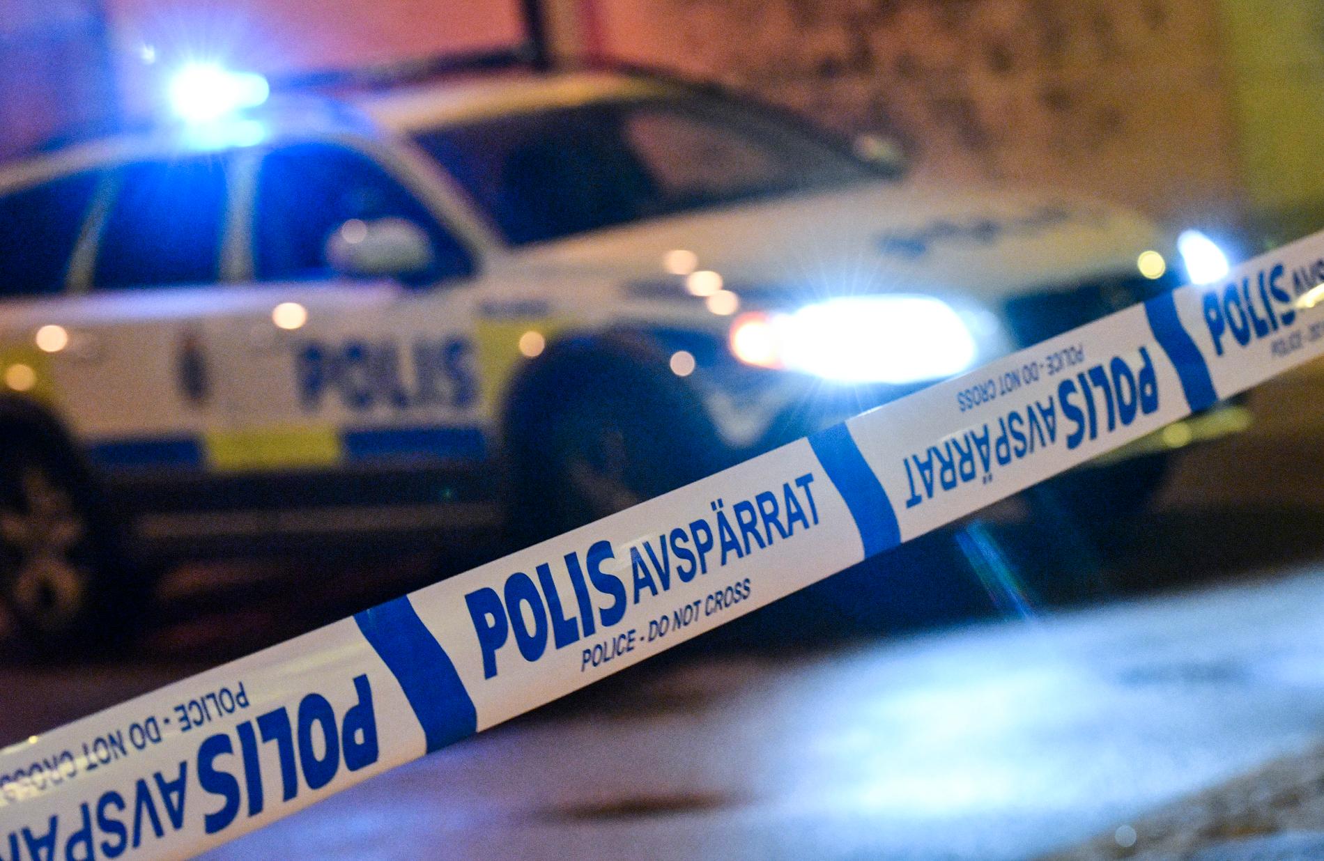 En man har hittats död i en lägenhet i Upplands-Bro kommun och en annan man har anhållits misstänkt för mord. Arkivbild.